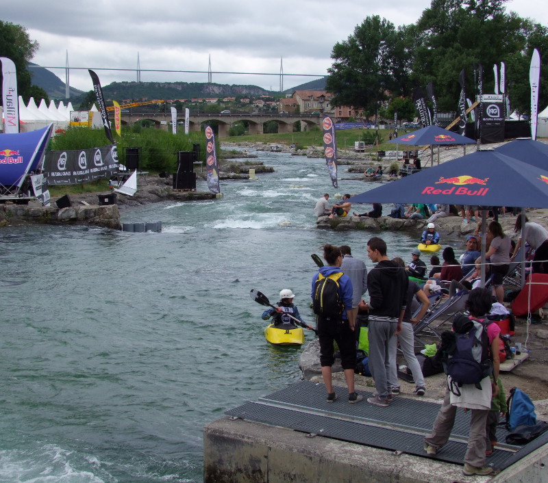Des remous dans le Tarn ont été créés artificiellement pour accueillir les kayakistes, notamment le kayak freestyle.