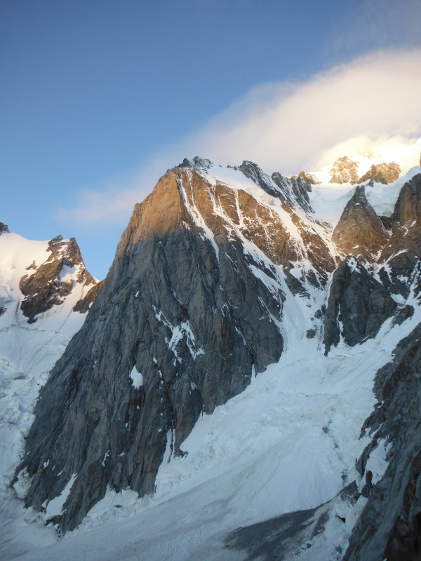 L'envers du mont blanc et ses immense séracs. A gauche le pilier d'angle, nous y resterons 2 jour. 