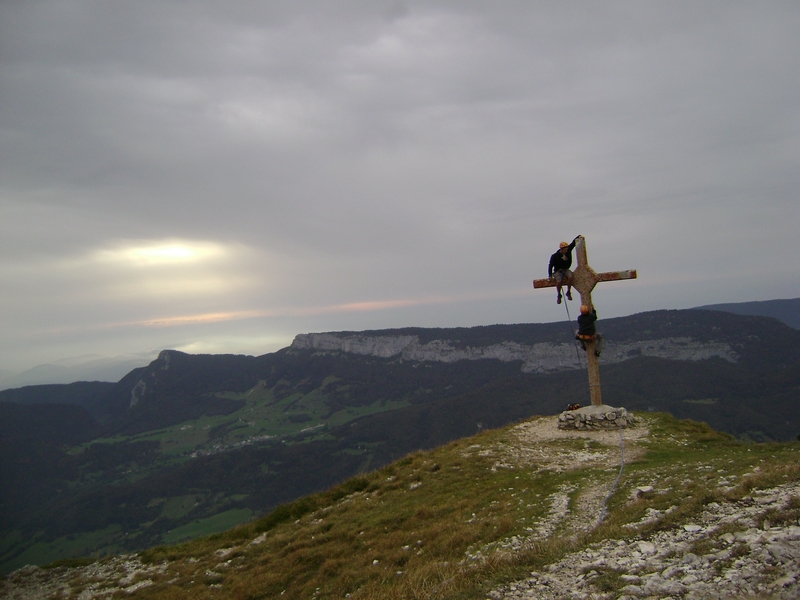 Pas facile quand on a que 10 secondes de déclencher l'appareil photo, courir jusqu'à la croix et monter dessus.