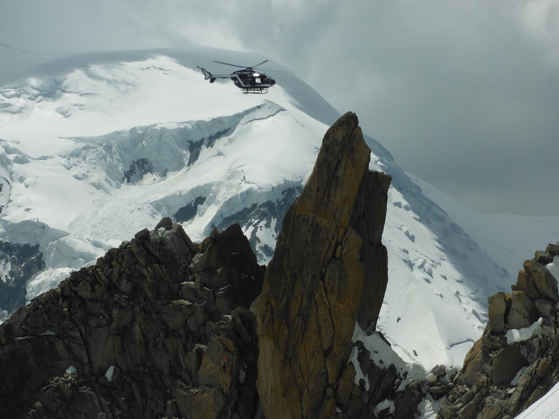 Pendant que nous grimpons un hélitreuillage à lieu sur l'arrête des cosmiques 