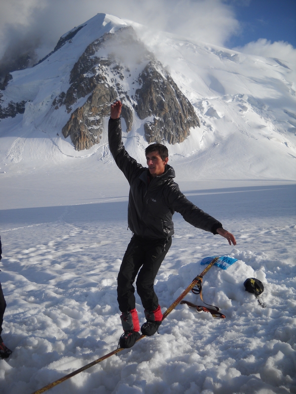 Nous goûtons au joie de la slack line sur la neige, la snow line ? En chaussons de bivouac pour certain, en grosses pour les autres. 