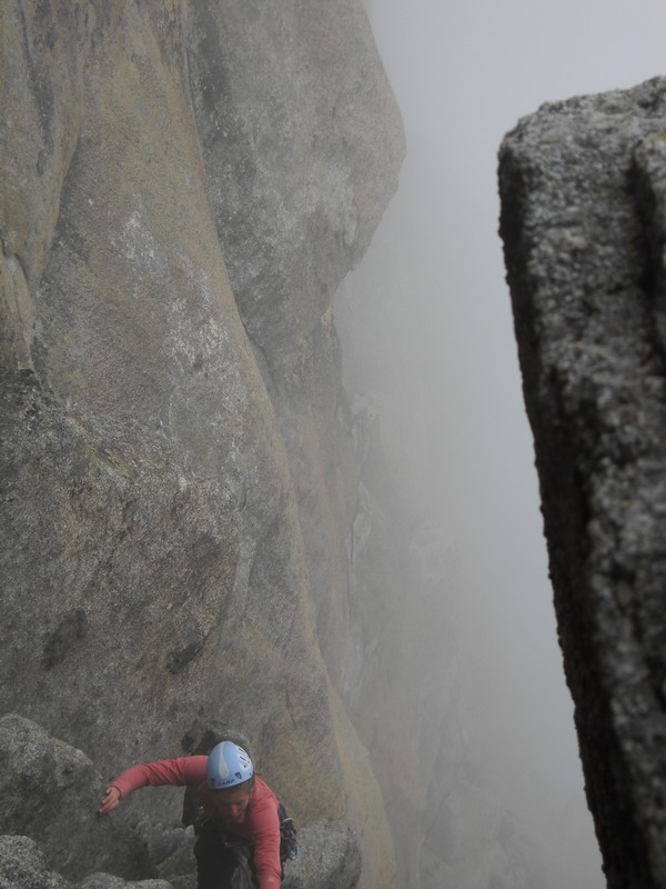 Dans les cheminées du bas j'ai cassé l'écran de mon appareil photo, moins facile de cadrer comme ça. En plus le temps se couvre.