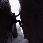 Fabien grimpe dans la Cheminée du trou de l'agneau au Margériaz