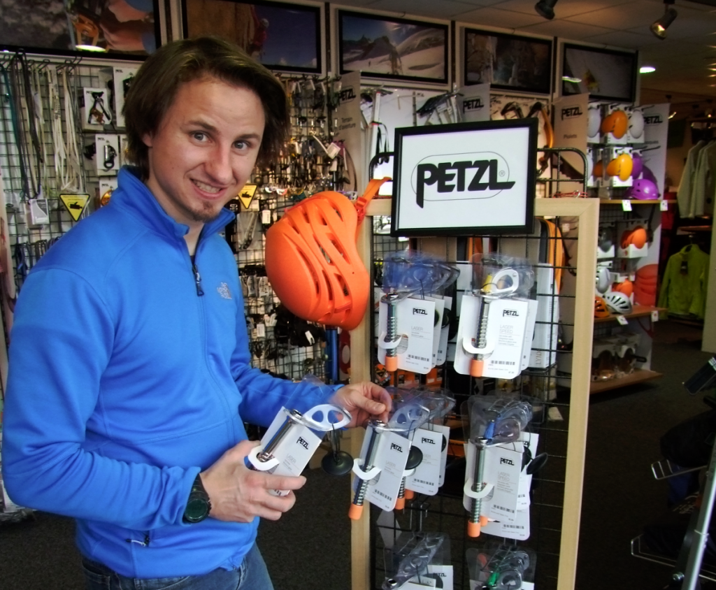 Fabien met en place les nouvelles broche à glace Laser Speed Petzl à Montania