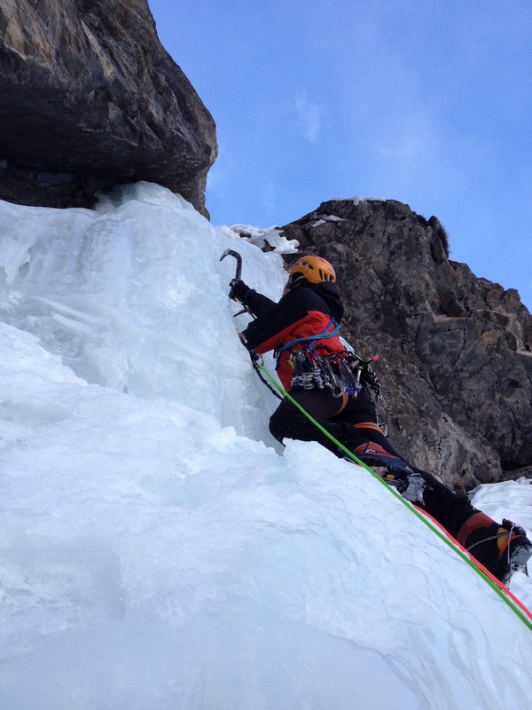 Début de L5, un beau ressaut de glace plus sculpté qu'il n'y parais. 