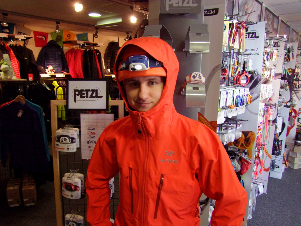 Fabien qui nous présente une des nouvelles lampes PETZL Tikka R+