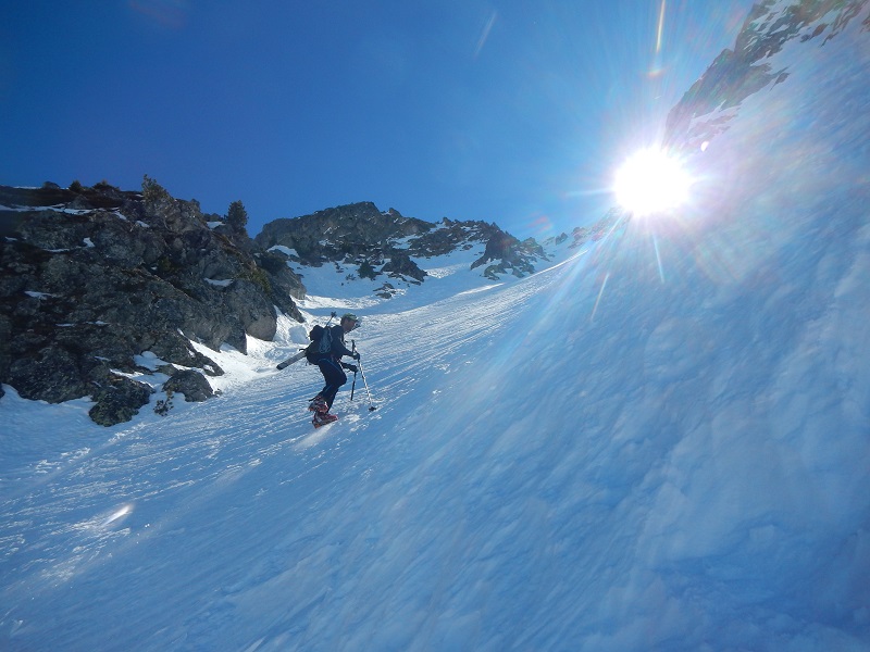 Dans le milieu du couloir, le soleil commence à apparaître.