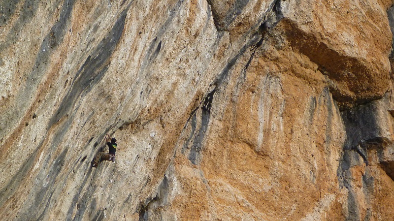 Perdu dans l'immensité du mur, je regrette mes trop nombreux entraînement à Croizat peu efficace dans le développement de la conti !