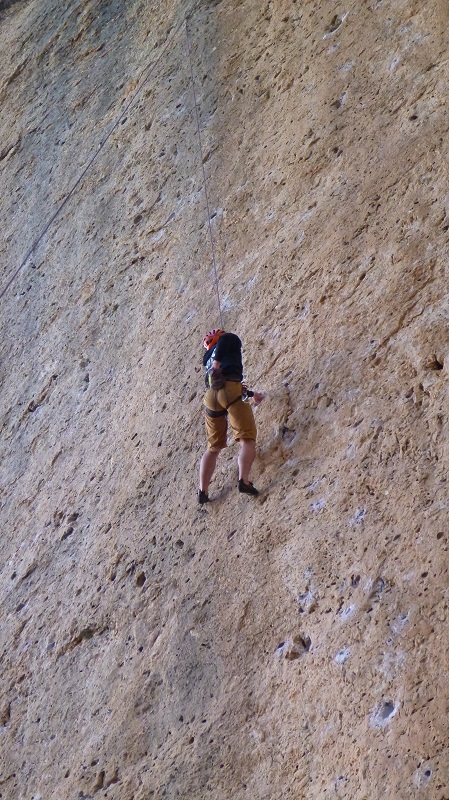 Yves Marie dans un 7a.