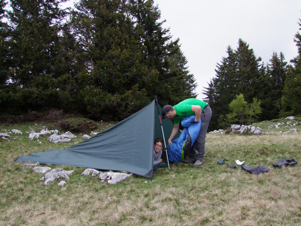 Etape 7 : Installer son matelas autogonflant et son sac de couchage à l'intérieur du Tarp