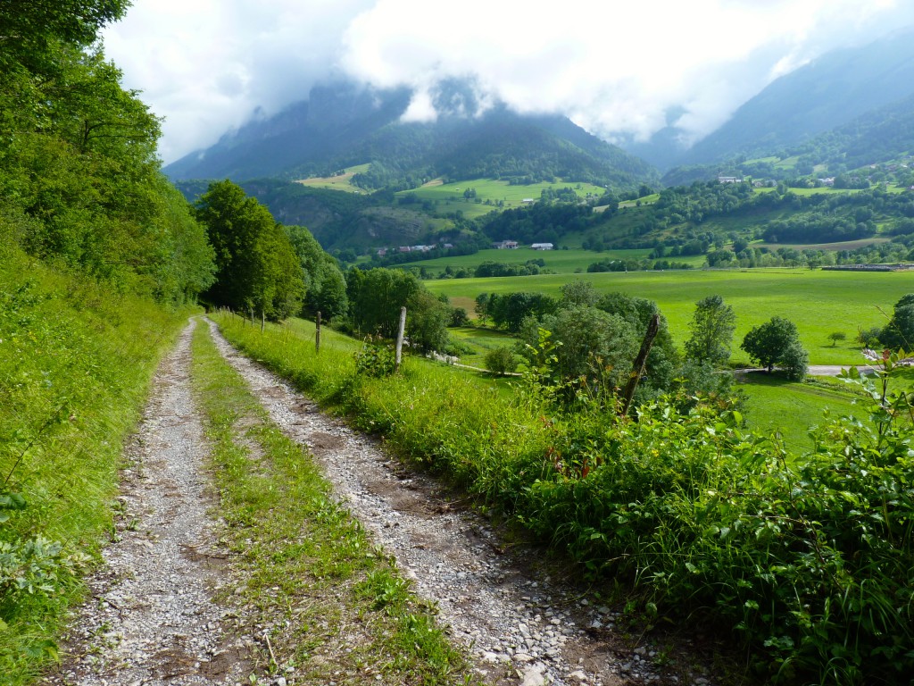 Le chemin qui descend qui permet d'arriver à Ecole-en-Bauges.