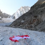 La voile est posée sur le glacier de Leschaux. La belle paroi est là, juste là...