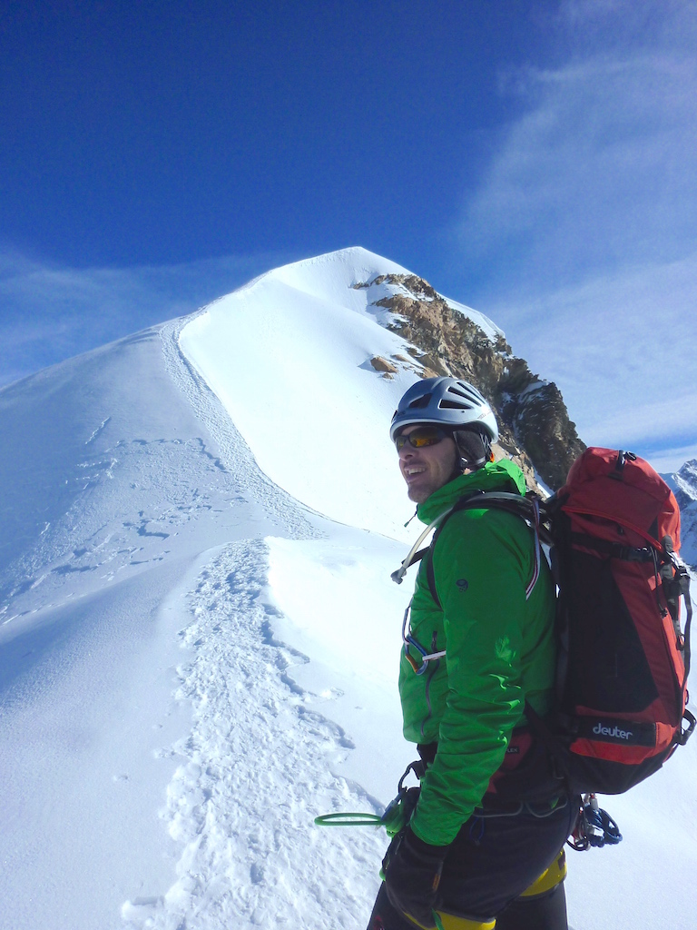 L'arête neigeuse sommitale après le crux de la voie.