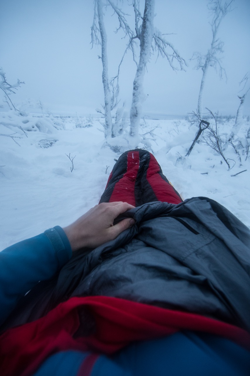 Bien emmitouflé dans son sac de couchage grand froid SirJoseph avec en plus un drap de sac rouge Thermolite Extrême de la marque Sea To Summit