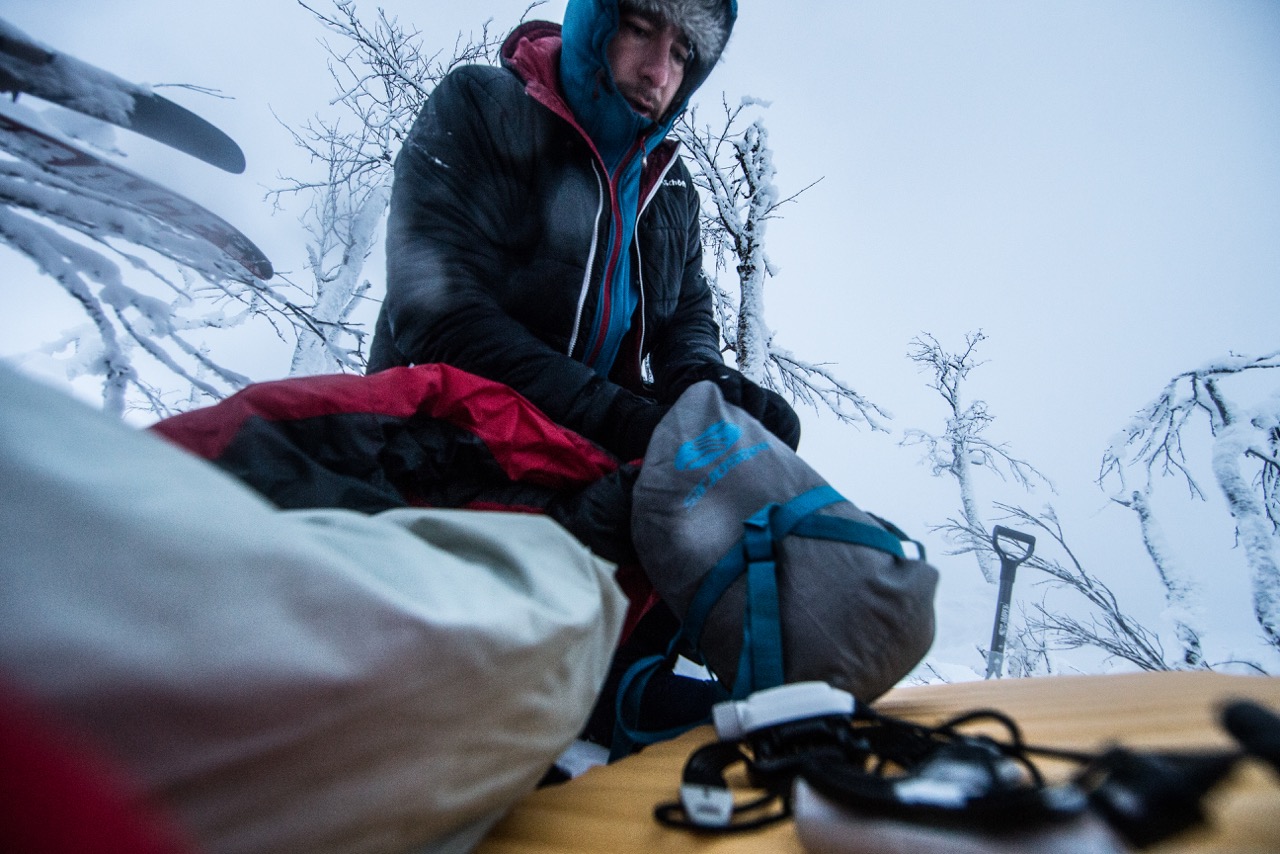 Au matin, rangement du sac dans sa housse de compression : idéal pour se réveiller.