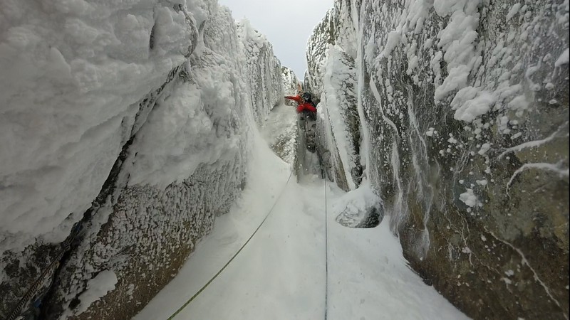 Benjamin en pleine bataille avec la neige inconsistante!