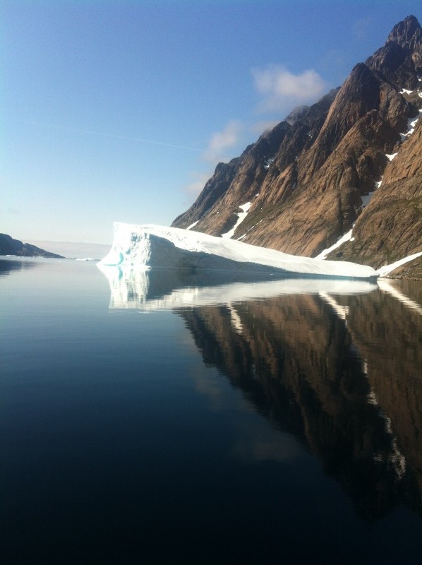 Arrivée dans le fjord, les parois commencent à apparaitre!