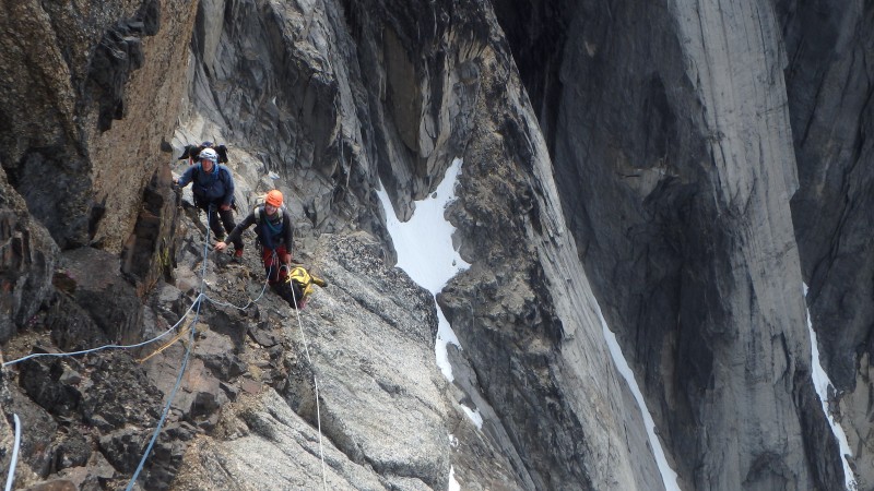 Dans le terrain montagne, rien de mieux pour hisser le sac...