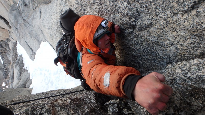 Bruno en pleine action dans le granit groenlandais.