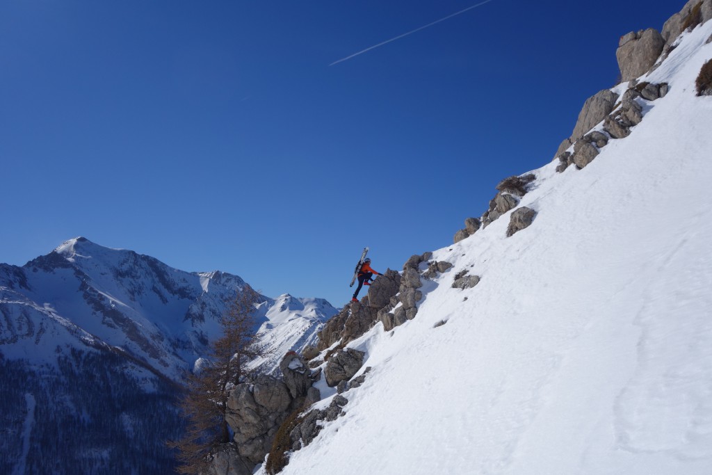 Cédric ne peut pas s'empêcher d'aller tester cette chaussure dans les rochers !