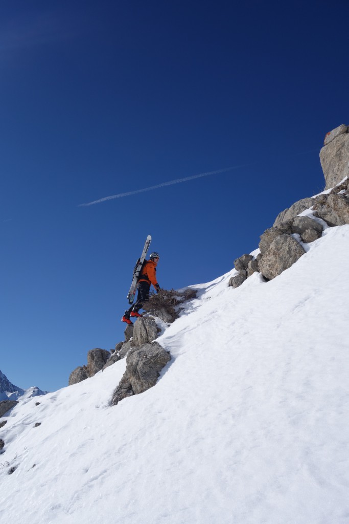 Cédric alterne passages rocheux et pentes de neige. Idéal pour un test sur le terrain !