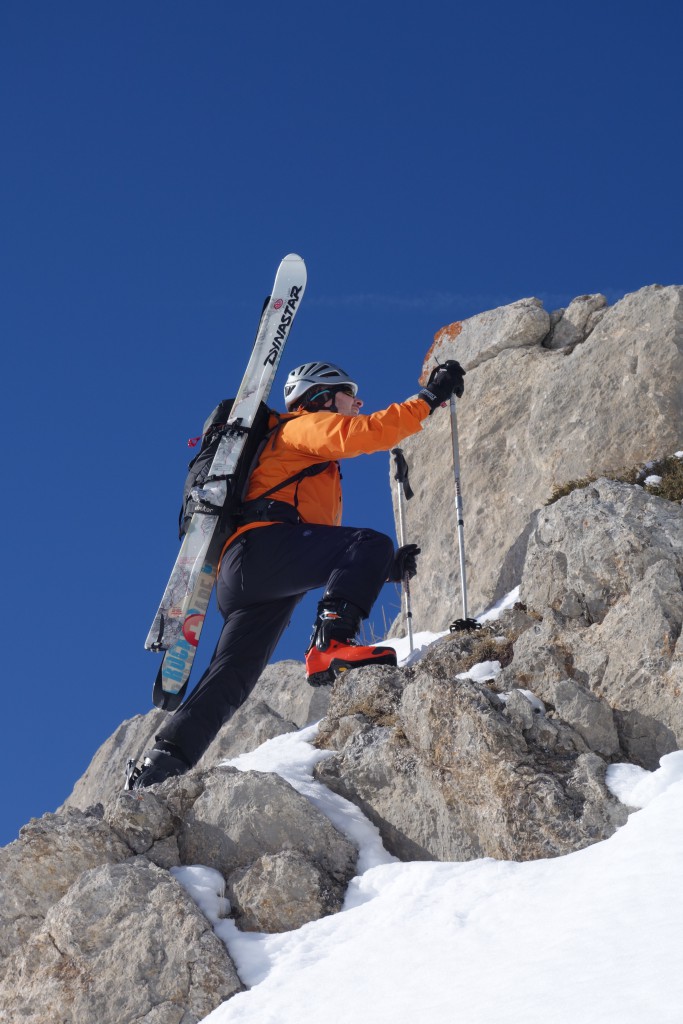 Un dernier passage rocheux : les chaussures de ski Arcteryx au pied.