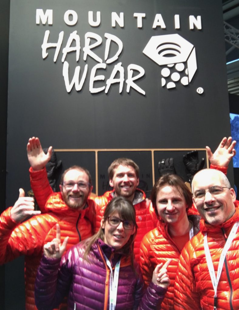 Toute l'équipe Montania Sport sur le stand Mountain Hardwear : Manu, Niels, Marie, Fabien et Cédric