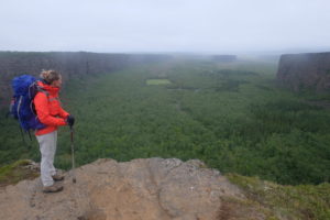 Marion profite du paysage en oubliant qu'elle porte un sac sur le dos !