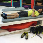 Niels teste le confort du matelas Etherlight XT de Seatosummit