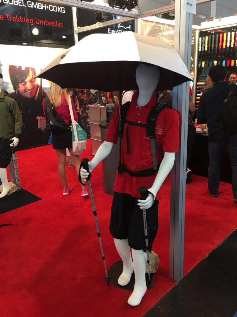 Parapluie de randonnée fixé au sac à dos