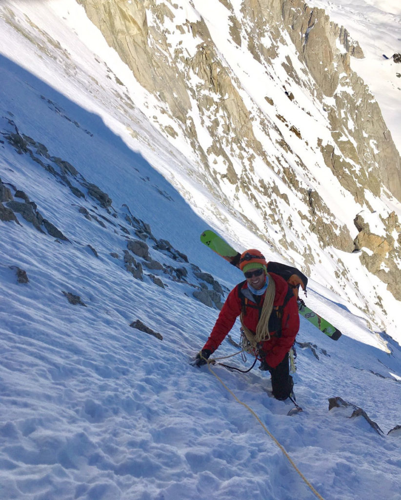 Niels à la sortie d'un couloir en ski de rando