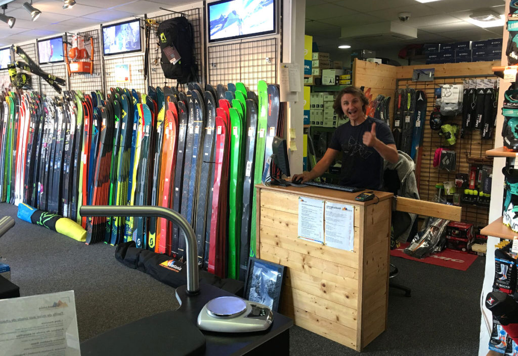 Fabien à l'accueil de son atelier spécialisé ski de randonnée