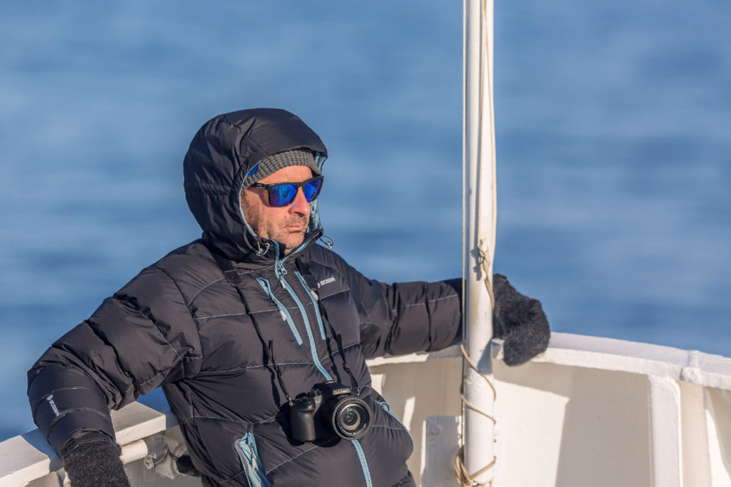 Thierry sur le pont du Polaris : pas peur du vent, des embruns ou du froid...