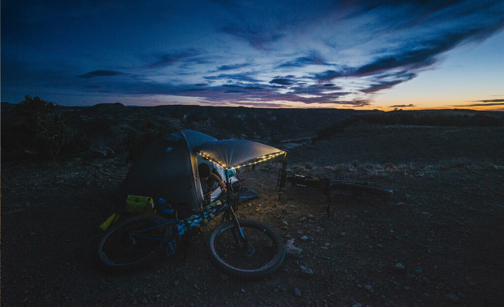 Exemple de nuit sous la tente lors d'un bivouac en VTT