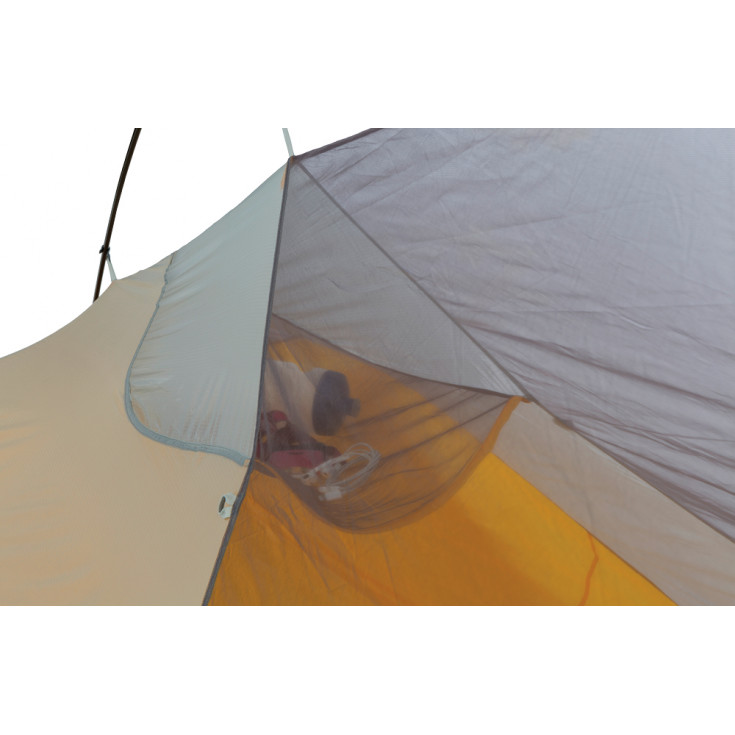 Rangements pratiques en suspension au plafond de la tente
