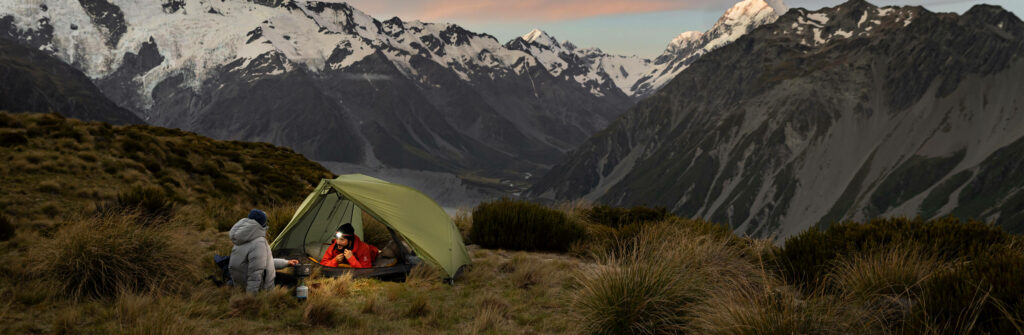 Bivouac sous tente en Montagne pour un trekking en toute autonomie
