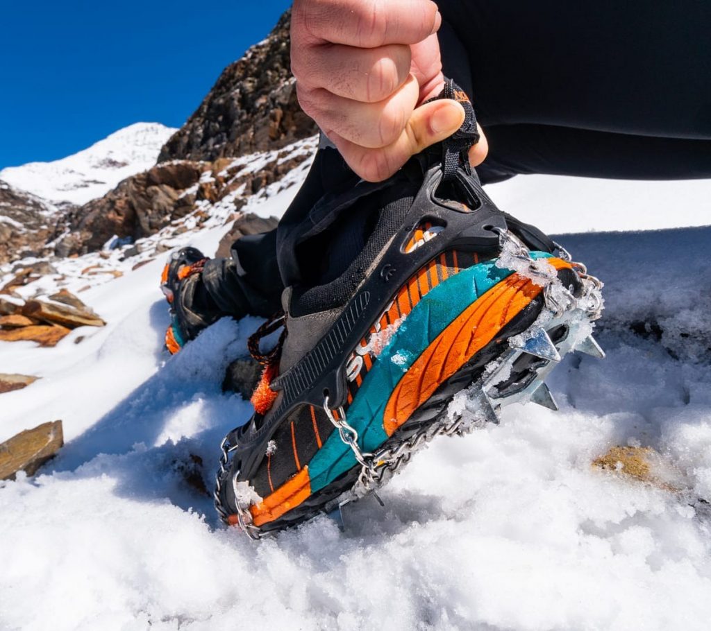 Chaussage de micro crampons Nortec sur neige