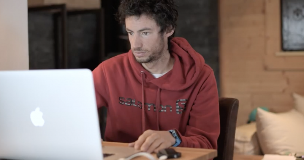 Kilian Jornet analyse les données de sa sortie via l'interface Skilog