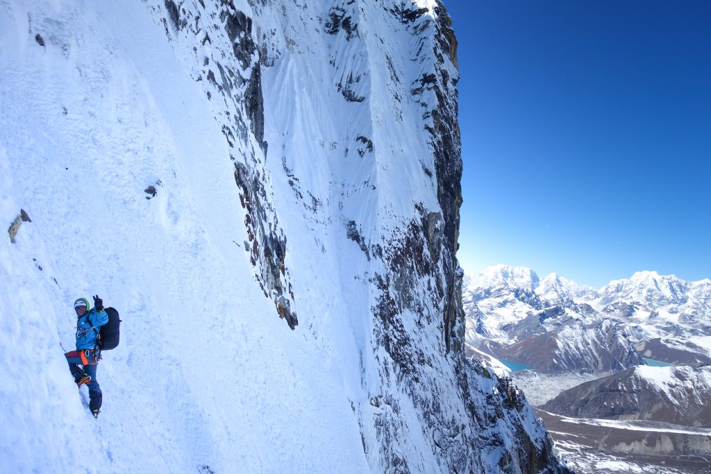 Pierrick dans les pentes de glace du Cholatse