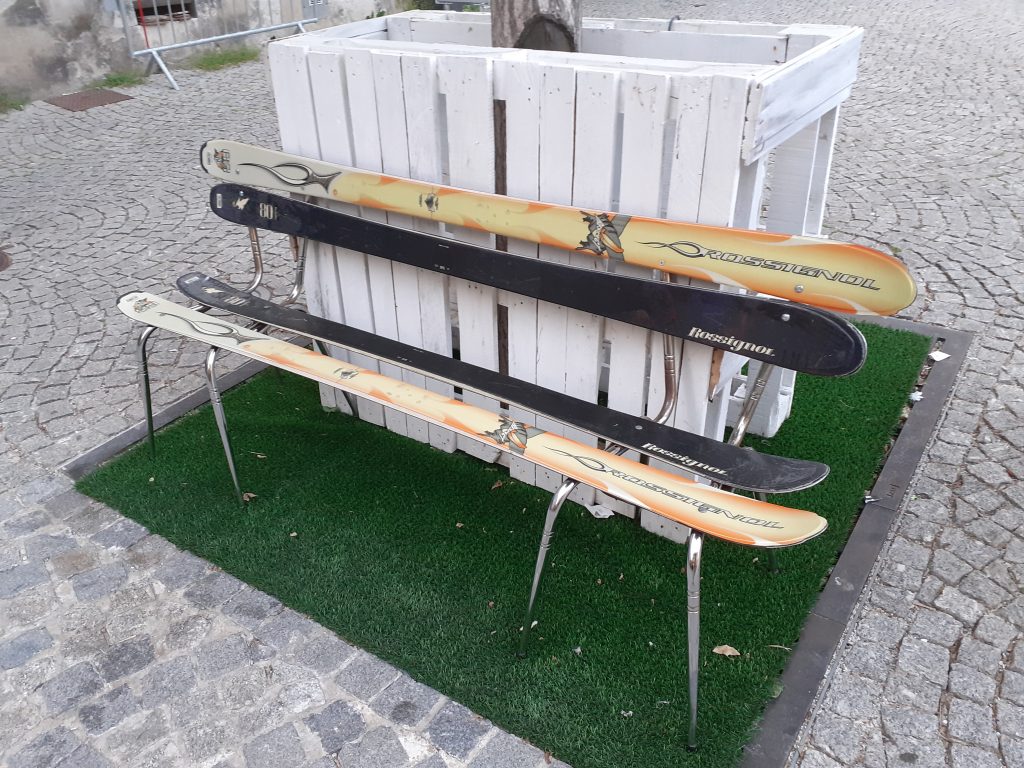 Photo banc public conçus à base de skis recyclés
