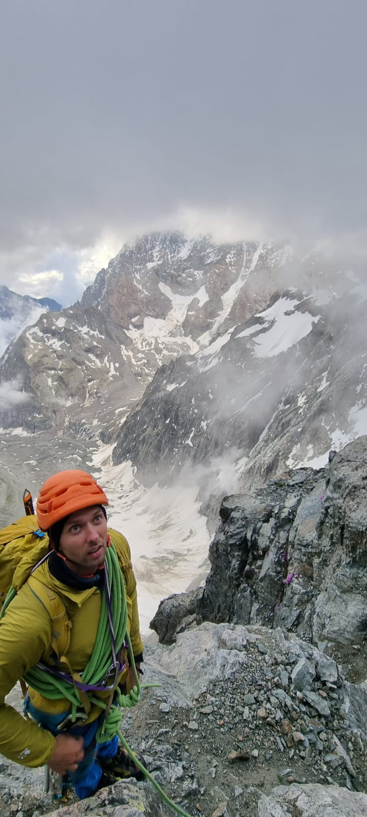 Niels dans l'approche du Pilier sud de la Barre des Écrins