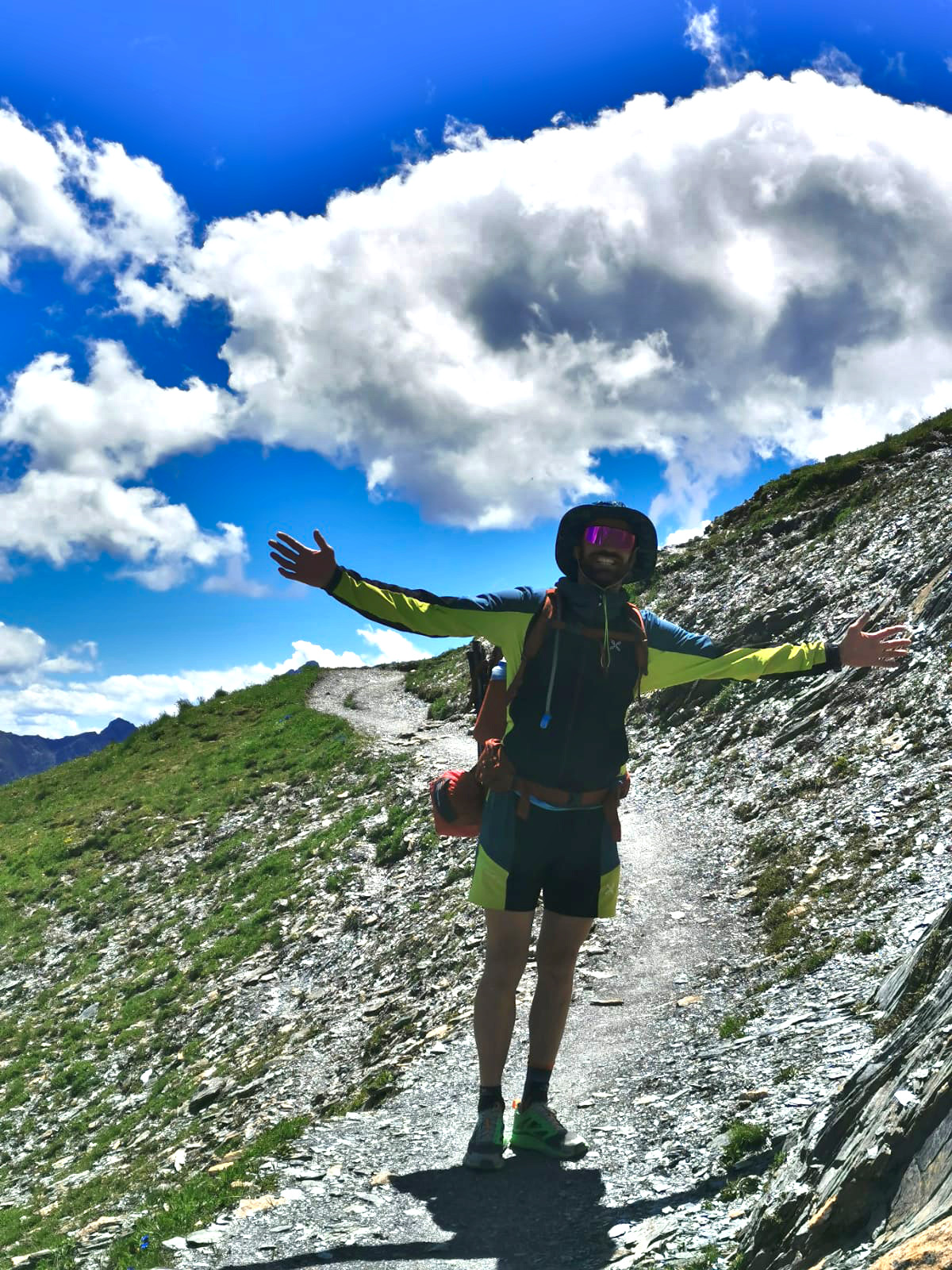 Clément utilise une veste softshell et un short Montura