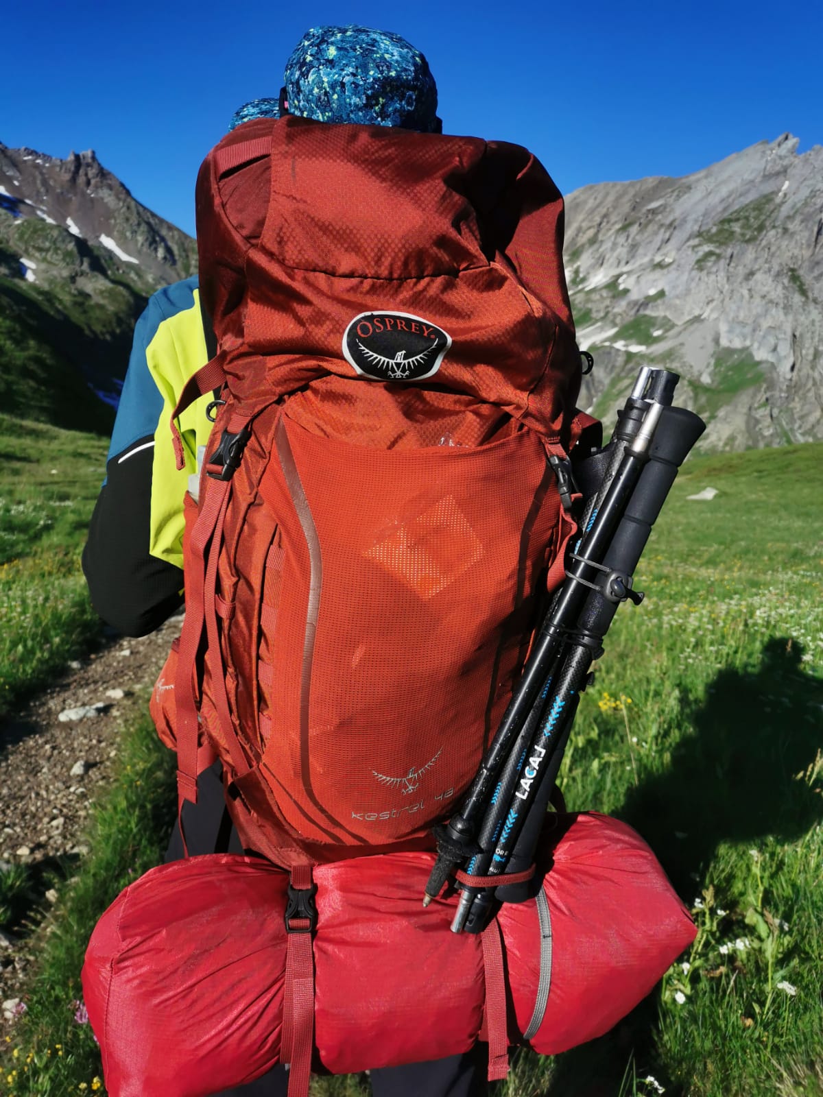 Bâtons de marche LACAL Quickstick Carbone sur sac à dos Osprey