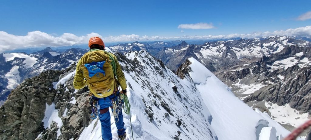 Niels sur la Barre des Écrins avec son baudrier Blue Ice CUESTA