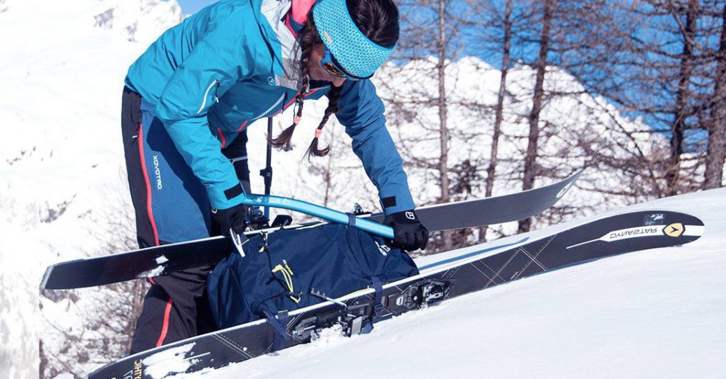 Portage des skis et du piolet sur sac à dos ©Blue Ice
