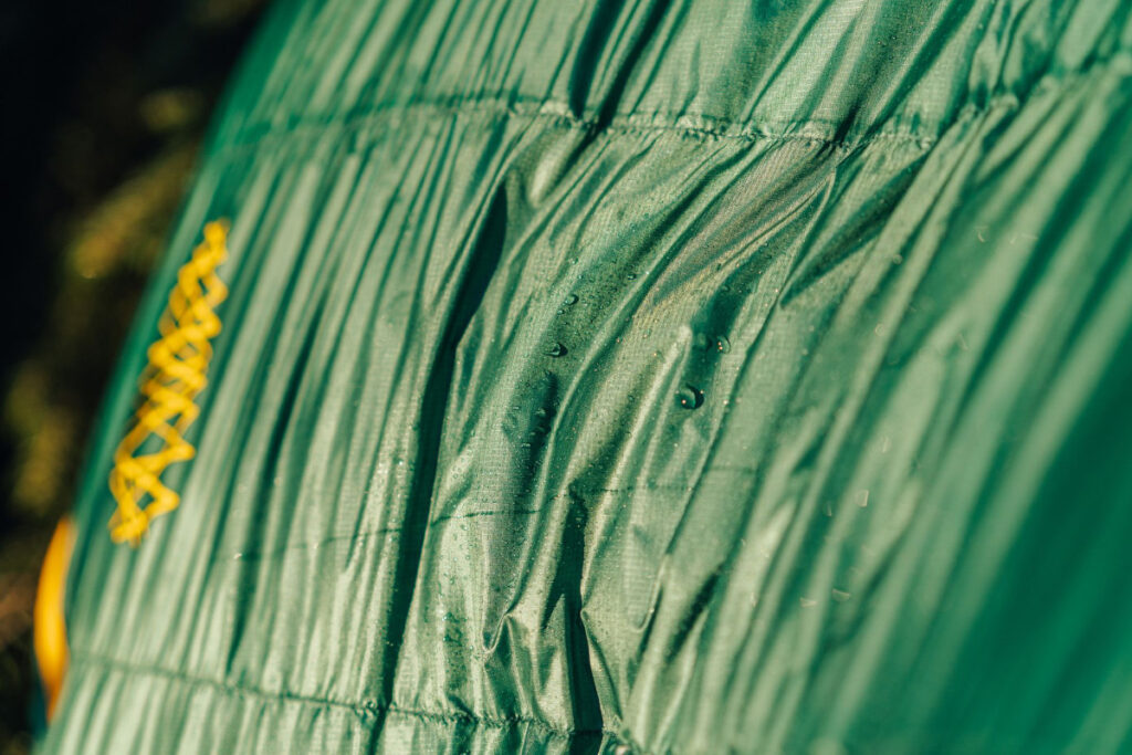 Même si les sacs de couchage en plume sont traités pour être déperlants, il faudra les protéger de l'humidité